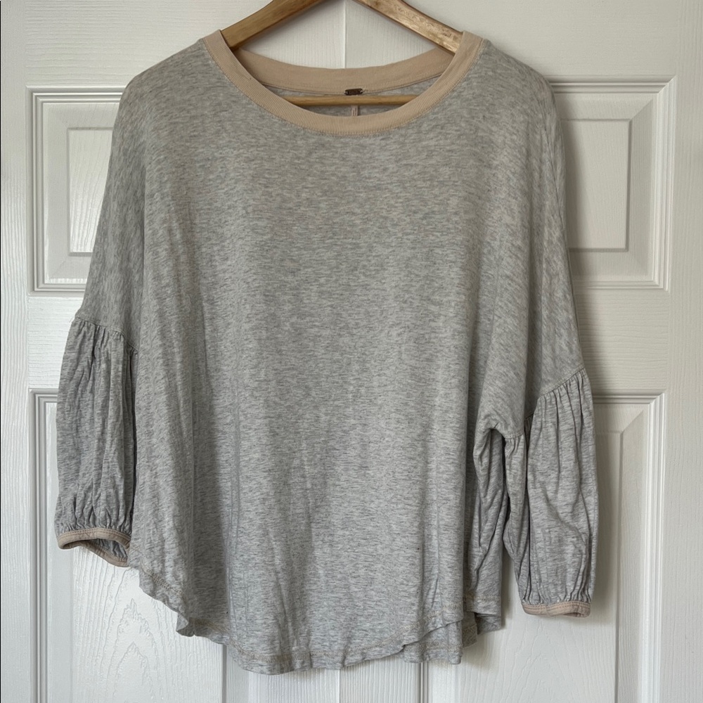 Free people size small, Gray Women's Tee with balloon sleeve and cream contrast